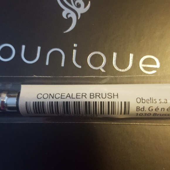 One younique professional concealer brush - Picture 2 of 2